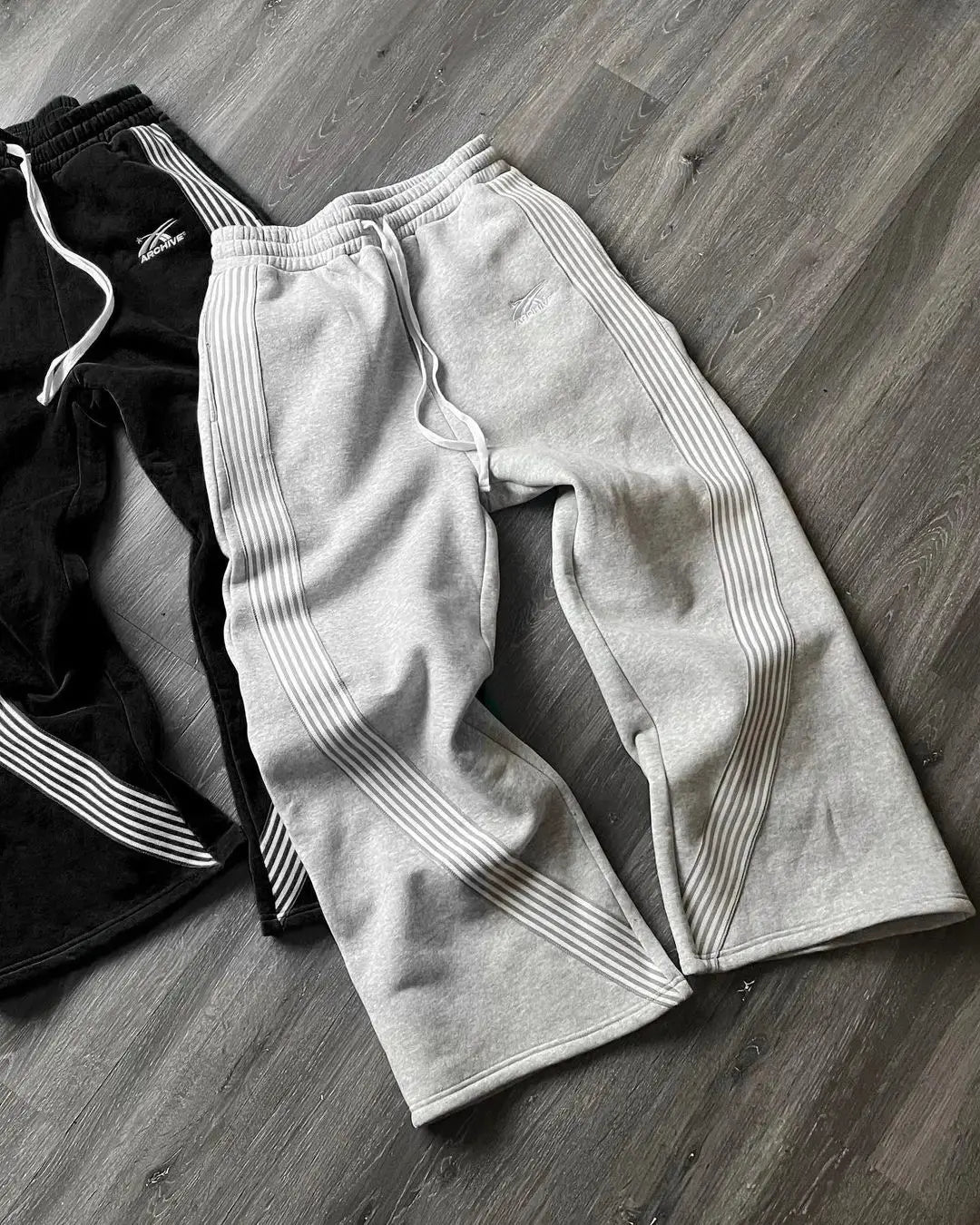 Breathable men's joggers – retro stripe design, loose fit, for sports and leisure 2