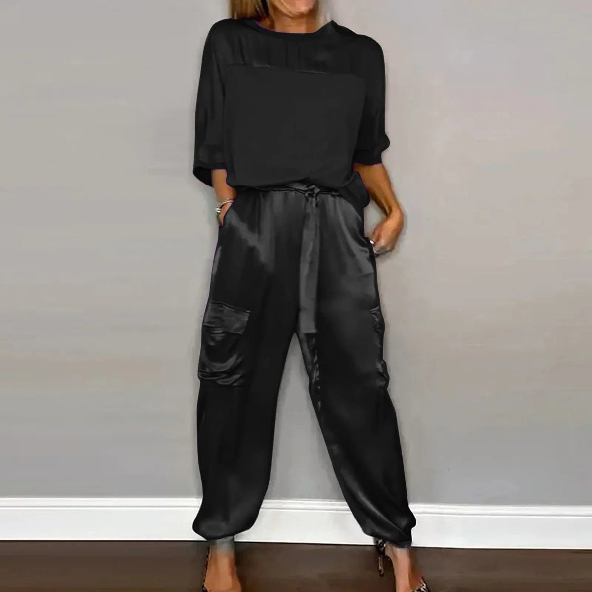 Leichter und eleganter Damen Zweiteiler – halbärmelige Bluse, atmungsaktiver Satin, für Alltag und Abend 1